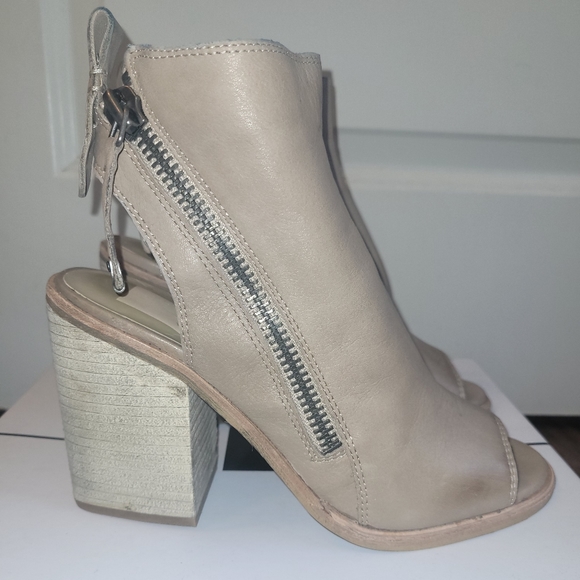 Dolce Vita Port Open Toe Heel Almond Leather - Picture 1 of 8